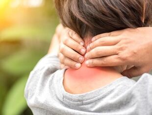 Schmerzen und Bewegungssteifigkeit bei Osteochondrose der Halswirbelsäule. 